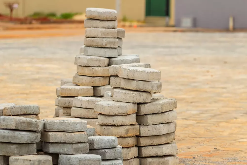 Reaproveitamento de materiais com blocos de concreto em um bairro sustentável, promovendo economia circular e práticas sustentáveis na construção civil.