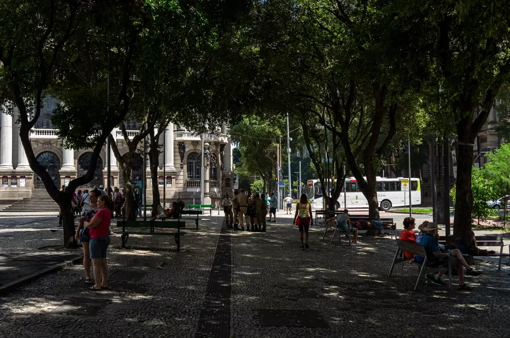 paruqe arborizado no rio de janeiro com o teatro municipal ao fundo