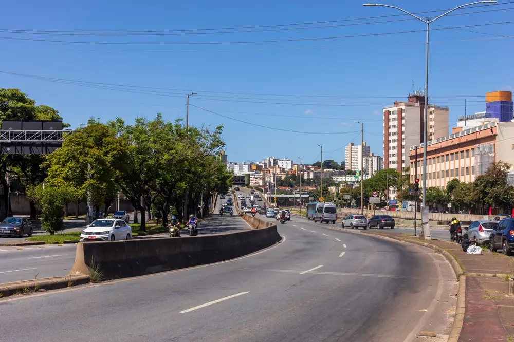 Visão parcial da Avenida Contorno em Belo Horizonte, Minas Gerais, Brasil, mostrando o trânsito e a paisagem urbana em um dia ensolarado.
