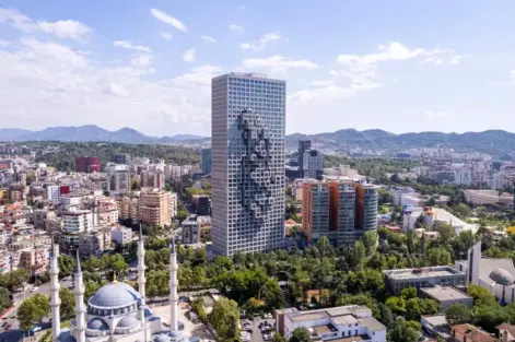 Vista aérea de Tirana, Albânia. Centro da cidade de Tirana, destacando a Praça Skanderbeg, Mesquita Et'hem Bey, Praça do monumento Skanderbeg, Teatro de Balé de Ópera e Edifício Cabeça de Concreto