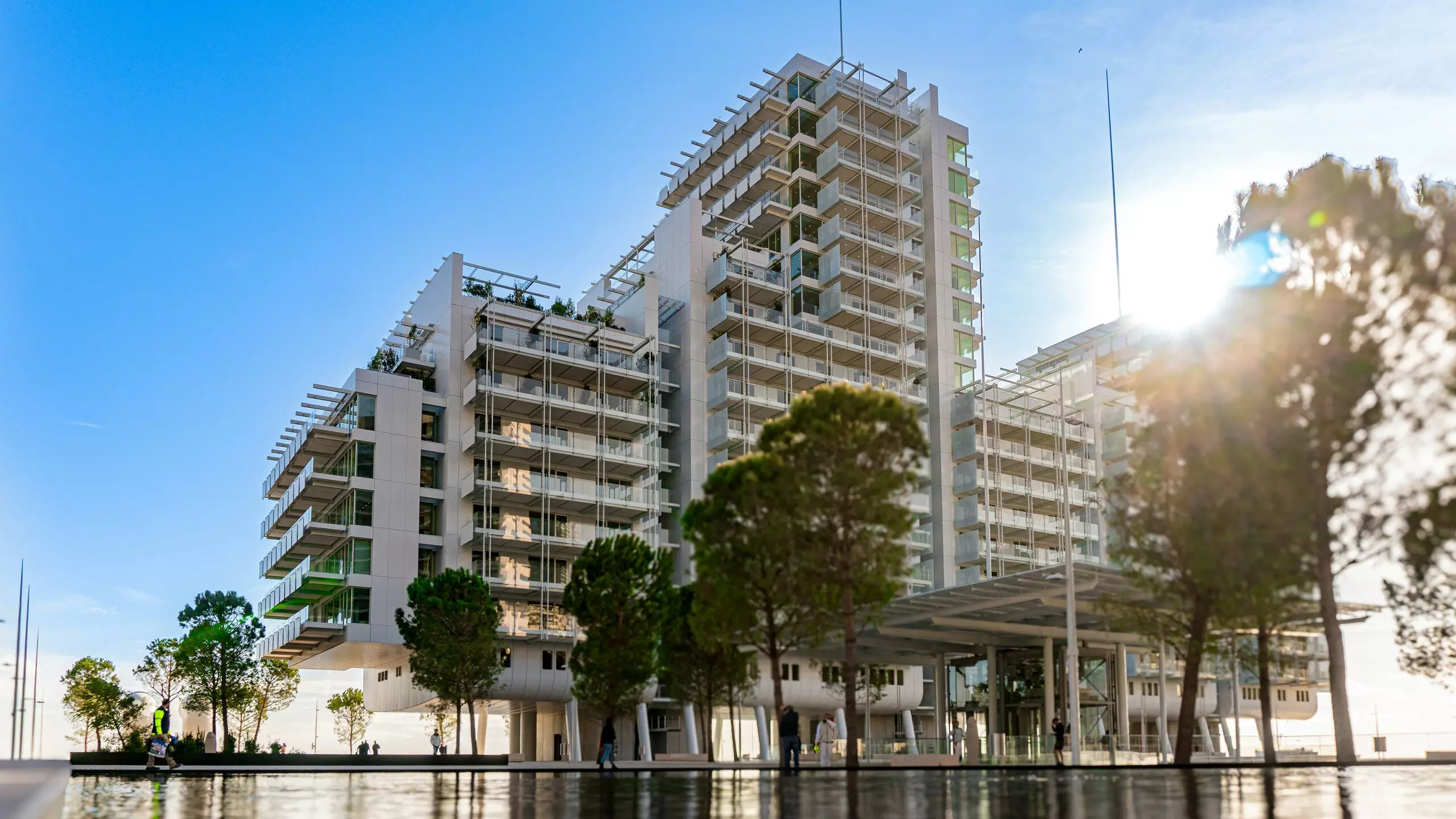 Grande edifício do Mareterra, o bairro sobre ondas