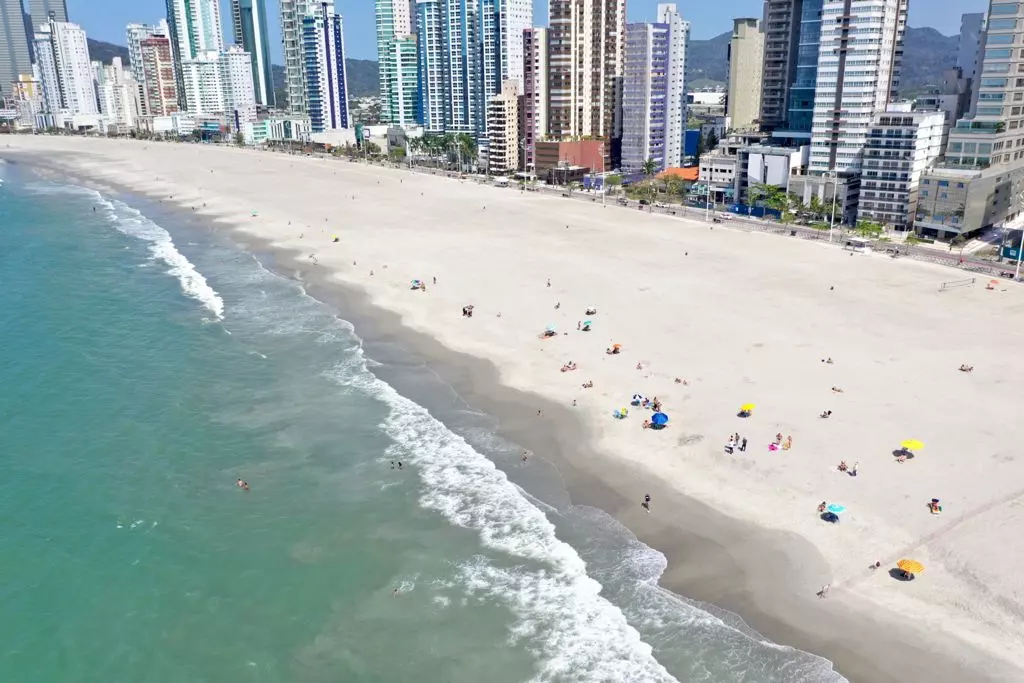 Praia Central após a obra de alargamento da faixa de areia